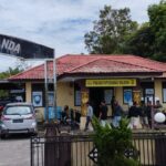 Kedatangan masyarakat Kedamin Hilir dan Hulu ke Polsek Putussibau Selatan untuk berkoordinasi terkait dilarangnya mereka bekerja emas di Hulu Kapuas