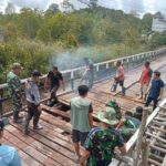 Perbaikan jembatan Kecapah Desa Semitau Hilir dilakukan Koramil Semitau bersama warga setempat