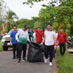 Bupati dan Kajari Kapuas Hulu saat membersihkan sampah bersama