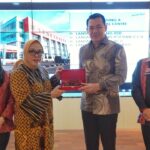Bupati Kapuas Hulu Fransiskus Diaan saat menyerahkan usulan lanjutan pembangunan RSUD Putussibau kepada Kemenkes RI