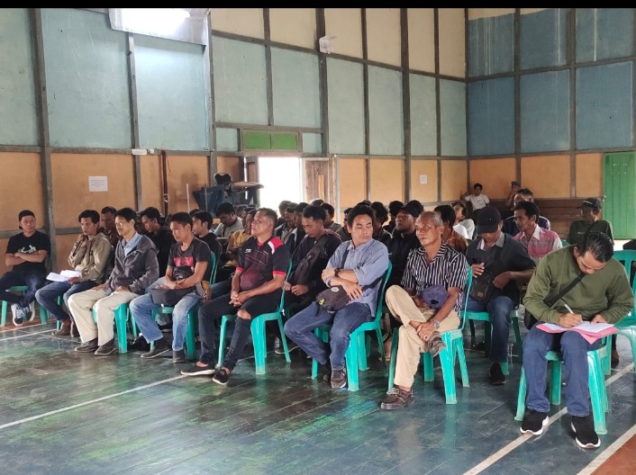 Masyarakat Desa Suka Maju saat melakukan audiensi di Kecamatan Mentebah