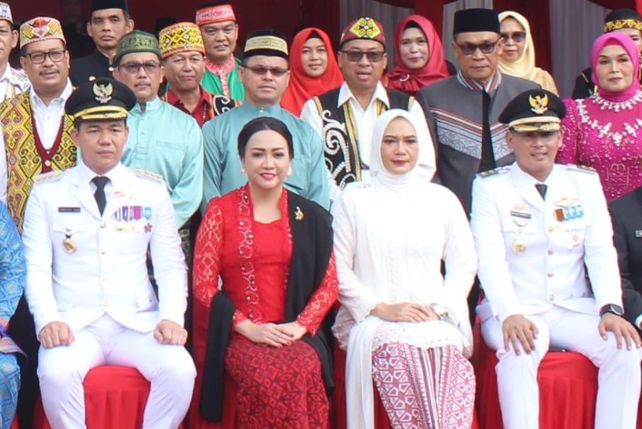 Didampingi istri masing-masing, Bupati dan Wakil Bupati Kapuas Hulu saat menghadiri kegiatan perayaan HUT RI ke 79