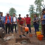 Peletakan batu pertama pembangunan jembatan Peniung Kalis oleh Bupati Kapuas Hulu Wahyudi Hidayat