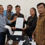 Tim Hukum Advokasi dan Hukum Paslon Nomor 2 saat melapor ke Bawaslu Kapuas Hulu