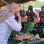 Pangdam XII/Tanjungpura Mayjen TNI Iwan Setiawan saat melakukan pengecekan kesehatan didalam acara penutupan TMMD Kodim 1206 Psb