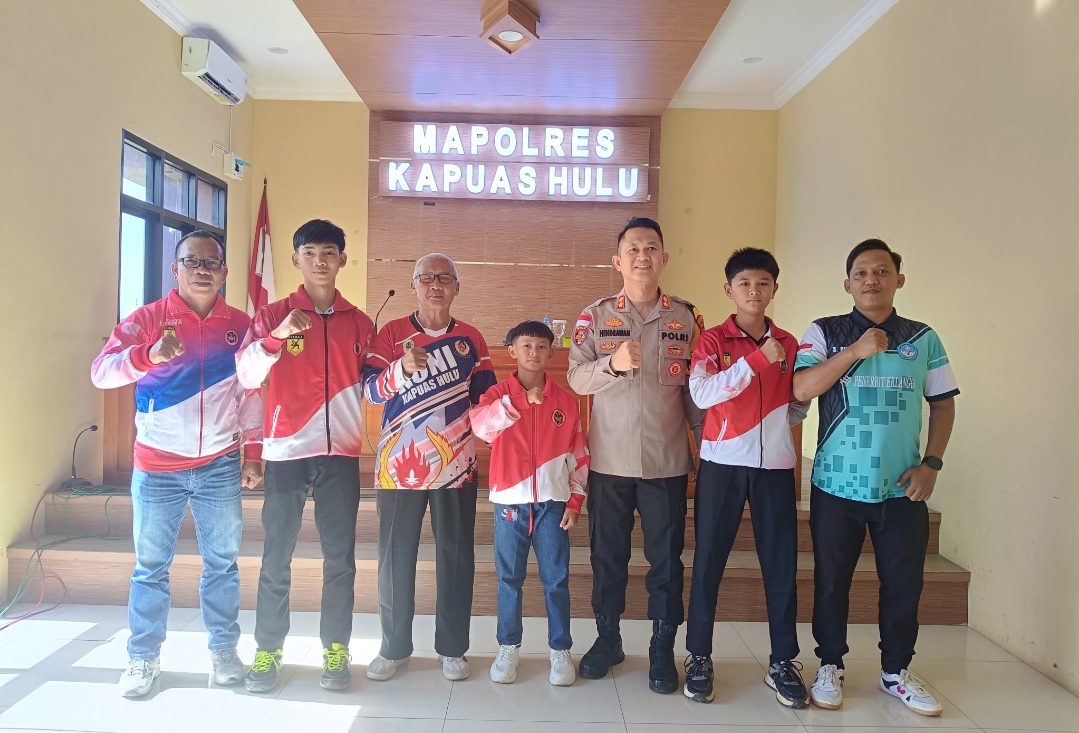 Kapolres Kapuas Hulu AKBP Hendrawan saat bersama atlet dan pelatih Karate yang siap ikut Kejurnas INKANAS Kapolri Cup