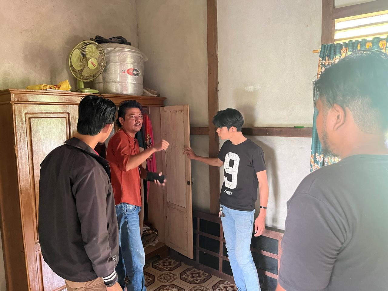 Polisi saat melakukan penyelidikan terhadap kasus perampokan yang terjadi di Boyan Tanjung