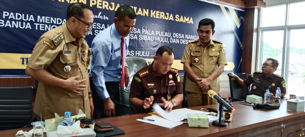 Penandatanganan PKS antara Dinas PMD bersama Kejari Kapuas Hulu dalam pengawasan dana desa tahun 2025 