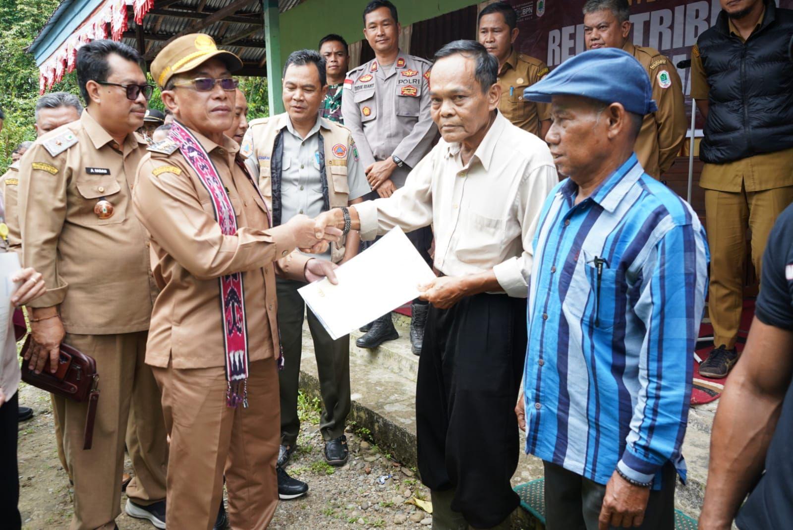 Wakil Bupati Kapuas Hulu Sukardi saat menyerahkan sertifikat redistribusi TORA kepada masyarakat Kapuas Hulu