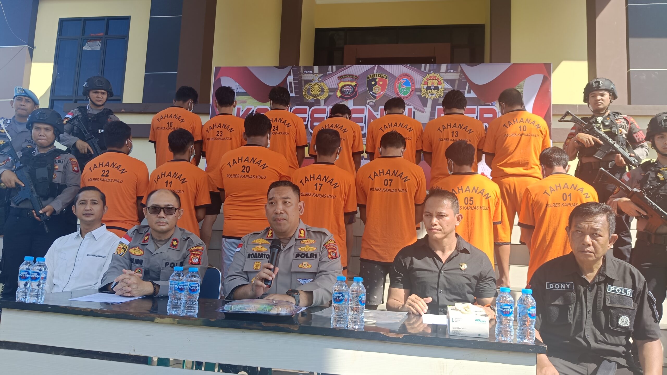 Kapolres Kapuas Hulu AKBP Roberto Aprianto Uda saat melakukan prese rilis kasus pengeroyokan di Polres Kapuas Hulu