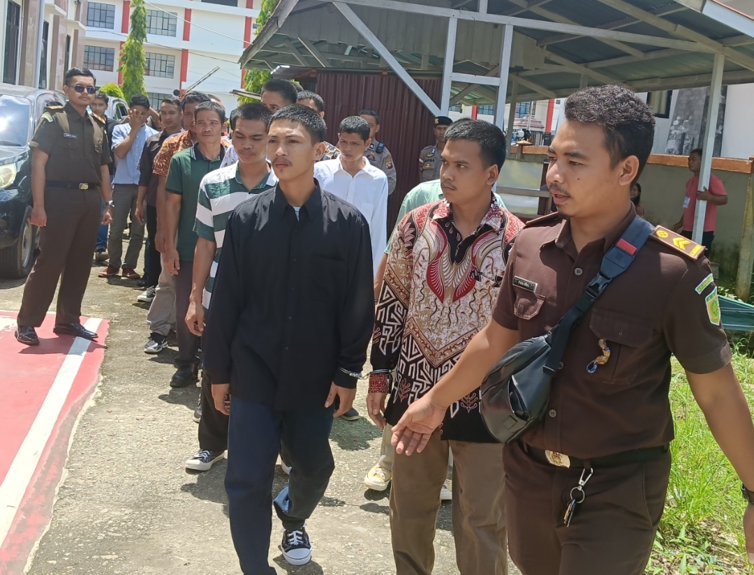 Para terdakwa kasus PETI di Dusun Penembur Desa Teluk Geruguk saat akan menjalani persidangan di PN Putussibau