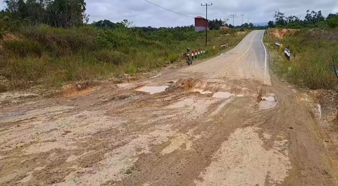 Jalan Badau - Empanang yang dibangun PT Adhi Karya ini belum lama selesai dibangun namun sudah rusak