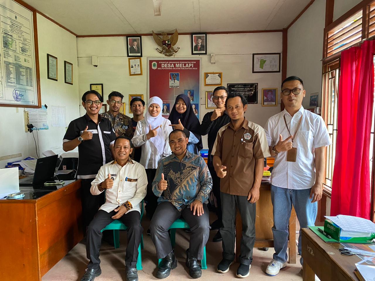 Tim riset saat menyerahkan perjanjian kerjasama ke Desa Melapi dalam melakukan penelitian daun Sengkubak