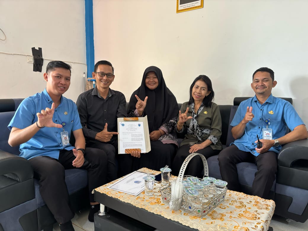 Serah Terima perjanjian kerja sama antara tim Peneliti dengan pihak SMK 2 Putussibau