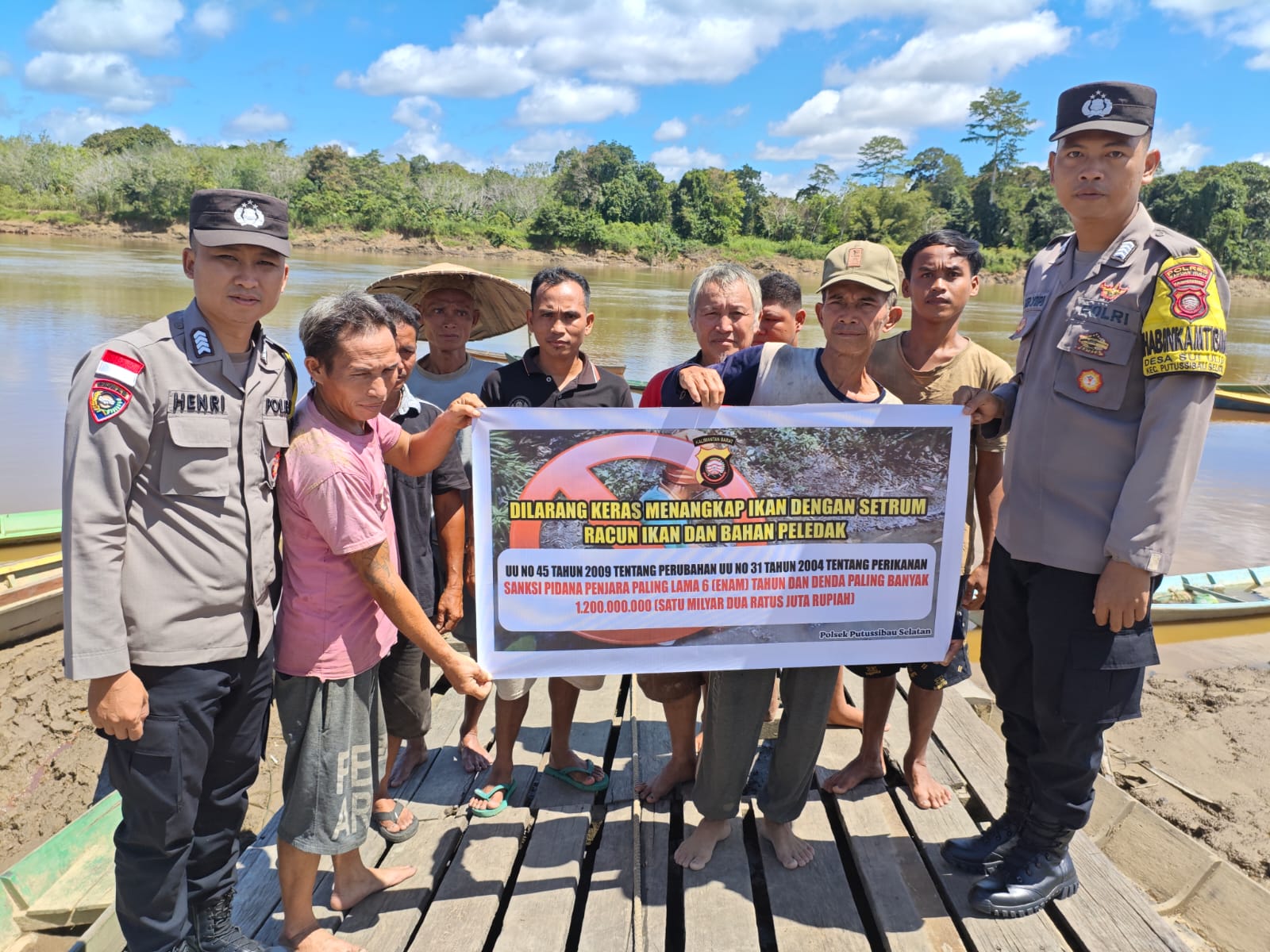 Sosialisasi larangan penangkapan ikan dengan bahan berbahaya dilakukan Polsek Putussibau Selatan