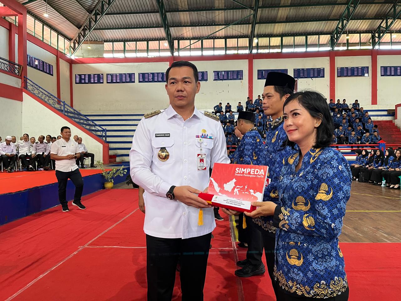 Bupati Kapuas Hulu Fransiskus Diaan saat menyerahkan SK Pengangkatan CPNS dan PPPK 