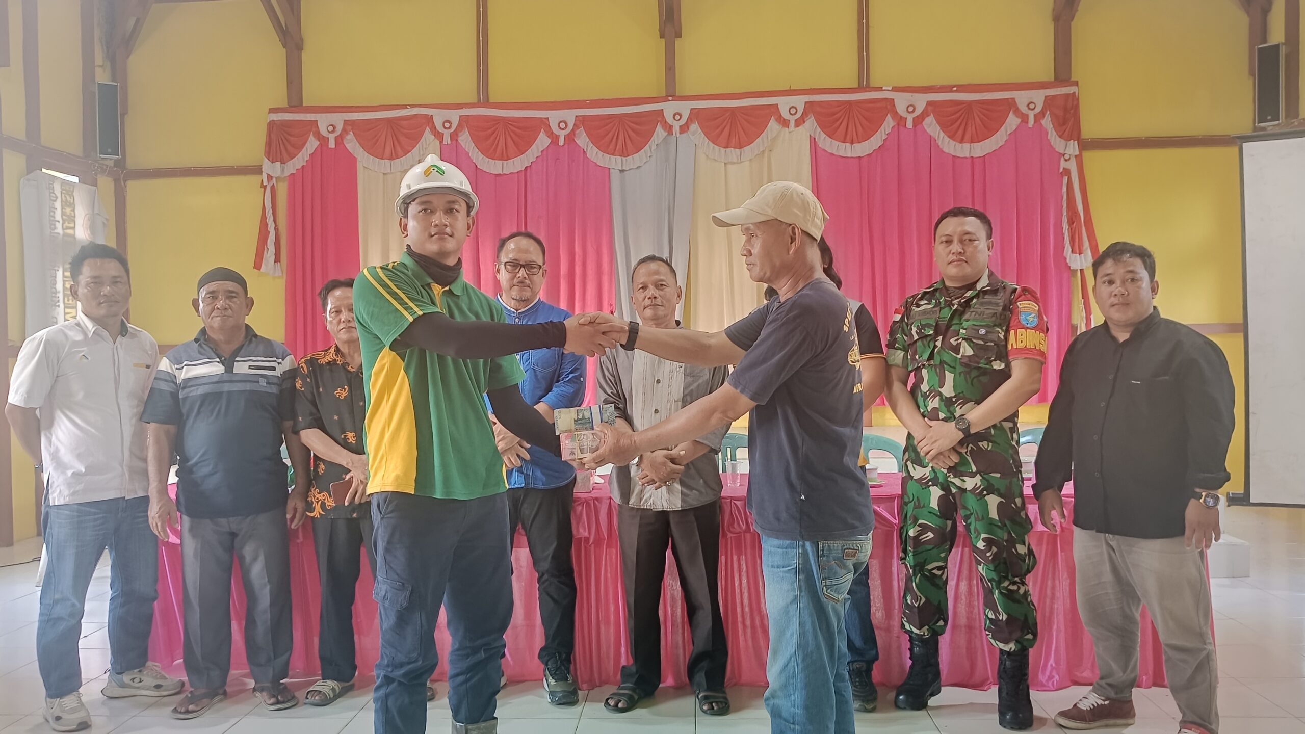PT BRP dan masyarakat Desa Nanga Suruk Kecamatan Bunut Hulu saat bersepakat berdamai