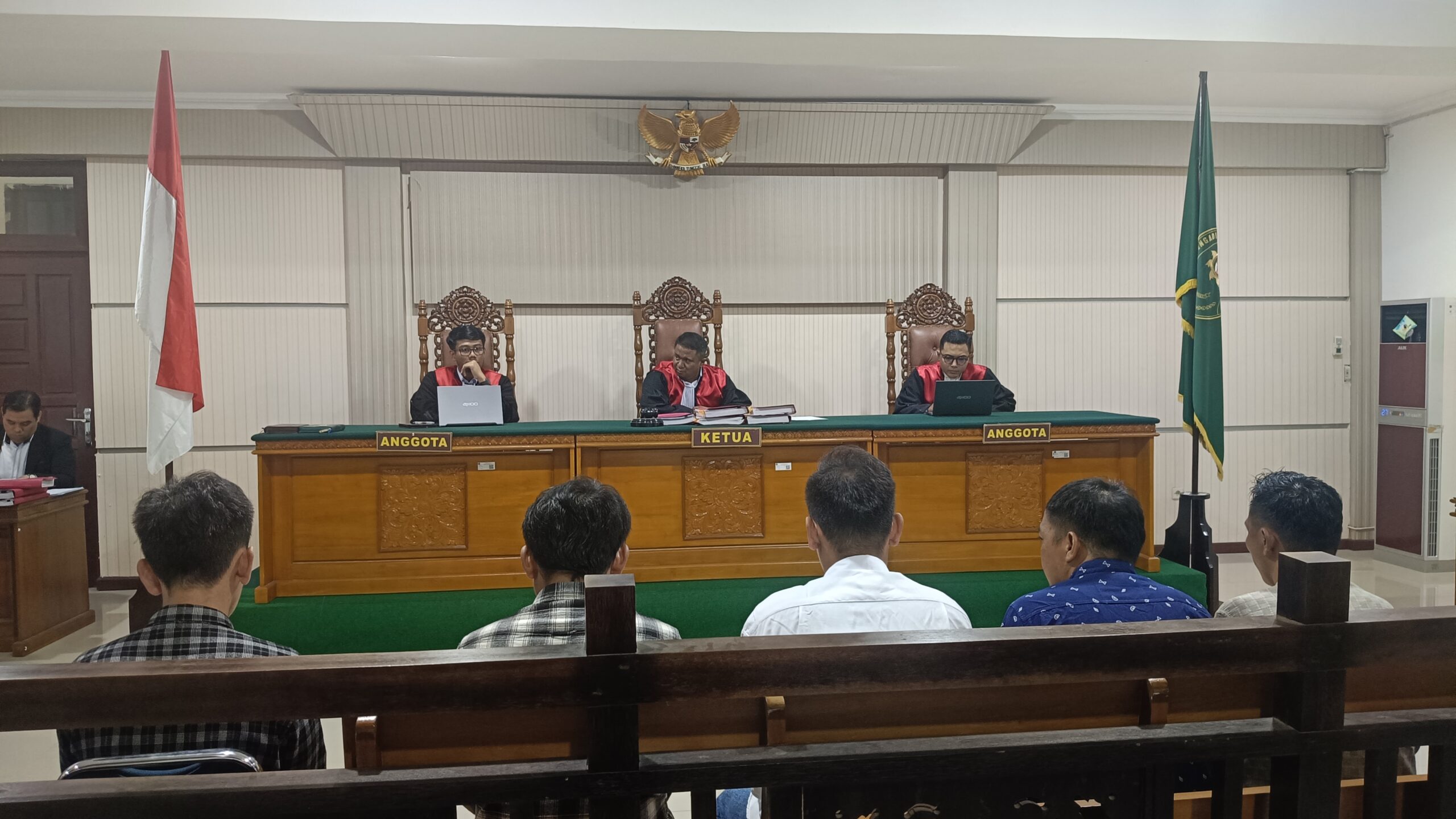 Lima terdakwa kasus sabu seberat 34,93 kilogram saat menjalani persidangan di Pengadilan Negeri Putussibau