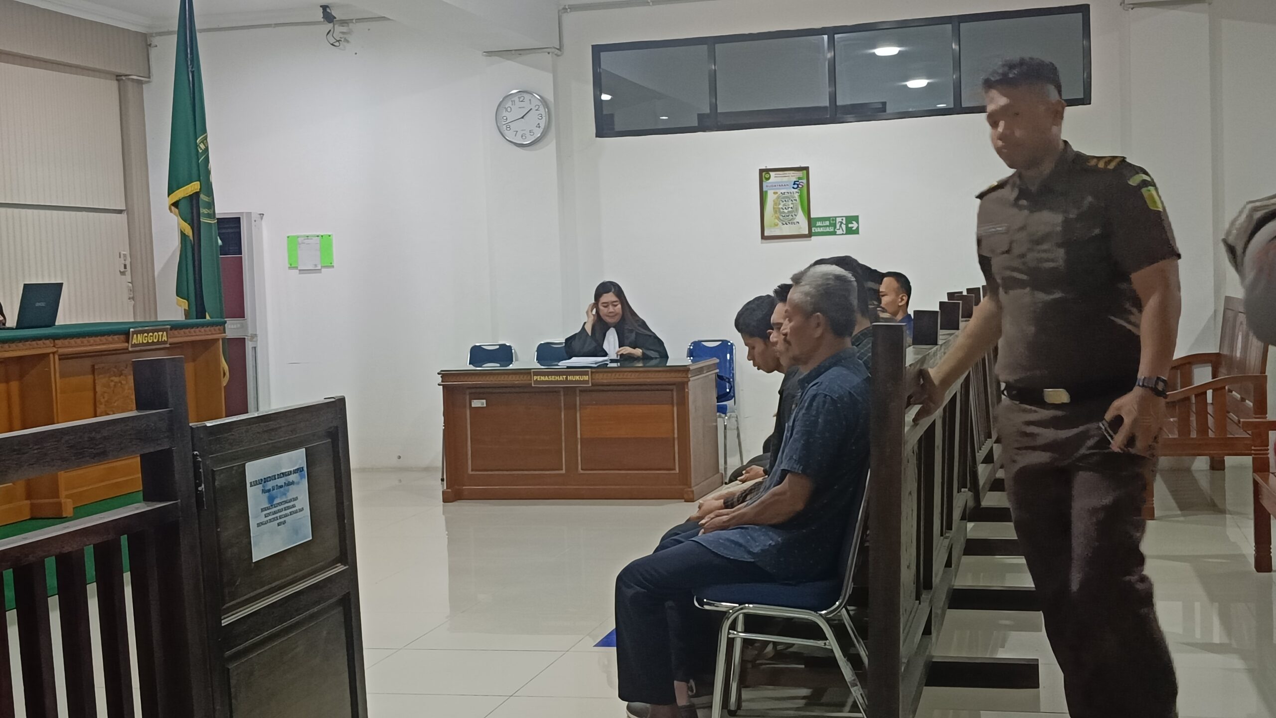 Suasana persidangan kasus PETI Desa Penemur Desa Geruguk Kecamatan Boyan Tanjung di Pengadilan Negeri Putussibau