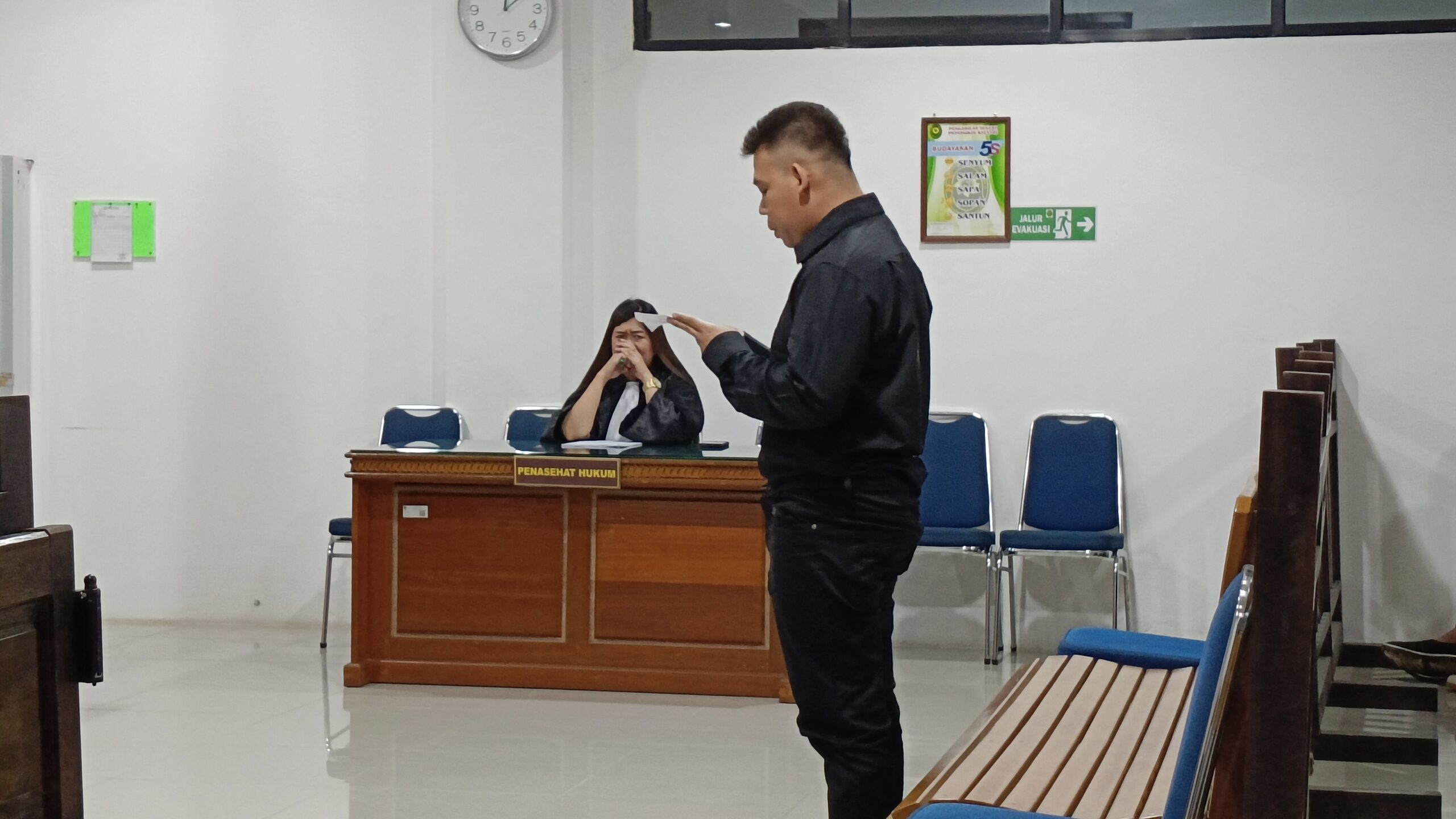 Adam terdakwa kasus perdagangan orang ini saat membacakan pledoi dan meminta keringanan hukum di depan majelis hakim