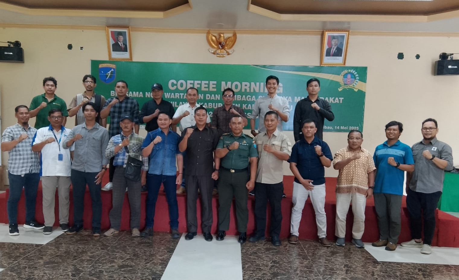 Media, NGO dan LSM saat mengikuti kegiatan coffee morning bersama Kodim 1206 Psb