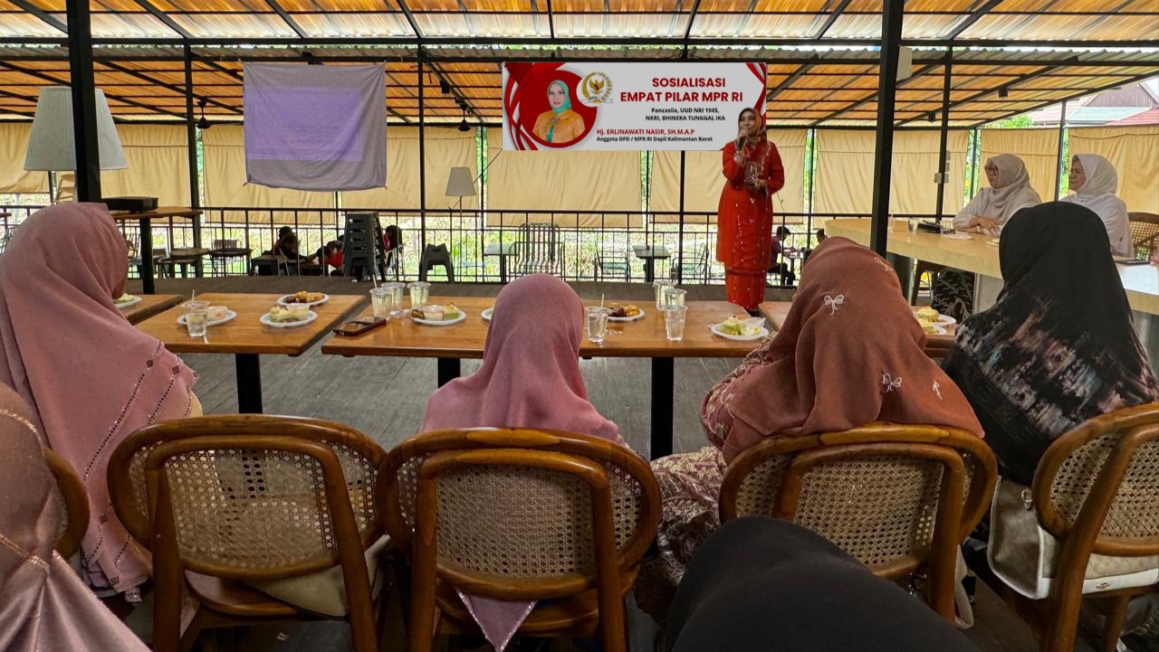 -Anggota MPR/DPD RI, Hj. Erlinawati S.H, M.A.P saat sosialisasi 4 pilar kebangsaan bersama ALLPIND Kalbar di Pontianak