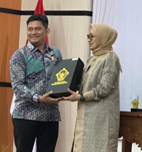 Wakil Ketua DPRD Kapuas Hulu Abdul Hamid saat menerima penyerahan LHP atas Anggaran Belanja Tahun 2024 yang diselenggarakan Badan Pemeriksa Keuangan (BPK) Perwakilan Provinsi Kalbar