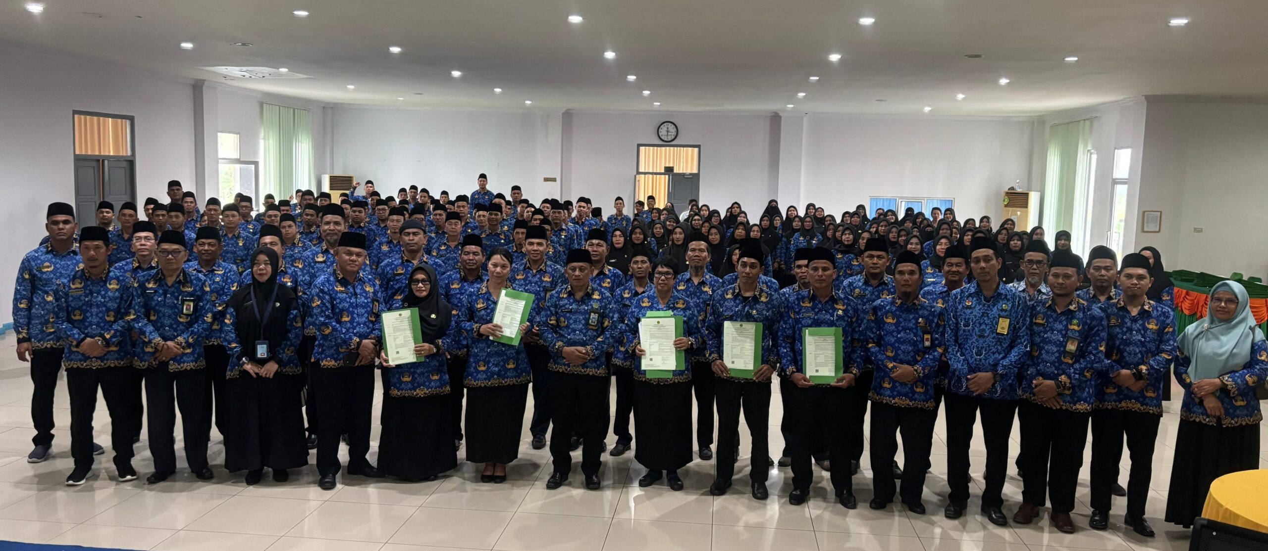 PPPK Kemenag Kapuas Hulu saat menerima SK Pelantikan