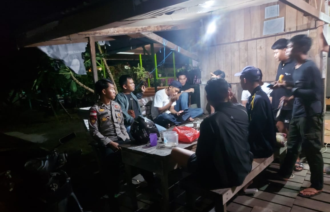Masyarakat di Kedamin Hulu terlihat berjaga-jaga mengantisipasi adanya suara tangisan tengah malam