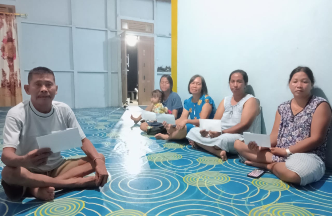 Keluarga terdakwa kasus PETI Penembur Boyan Tanjung saat menerima bantuan dari pemilik mesin