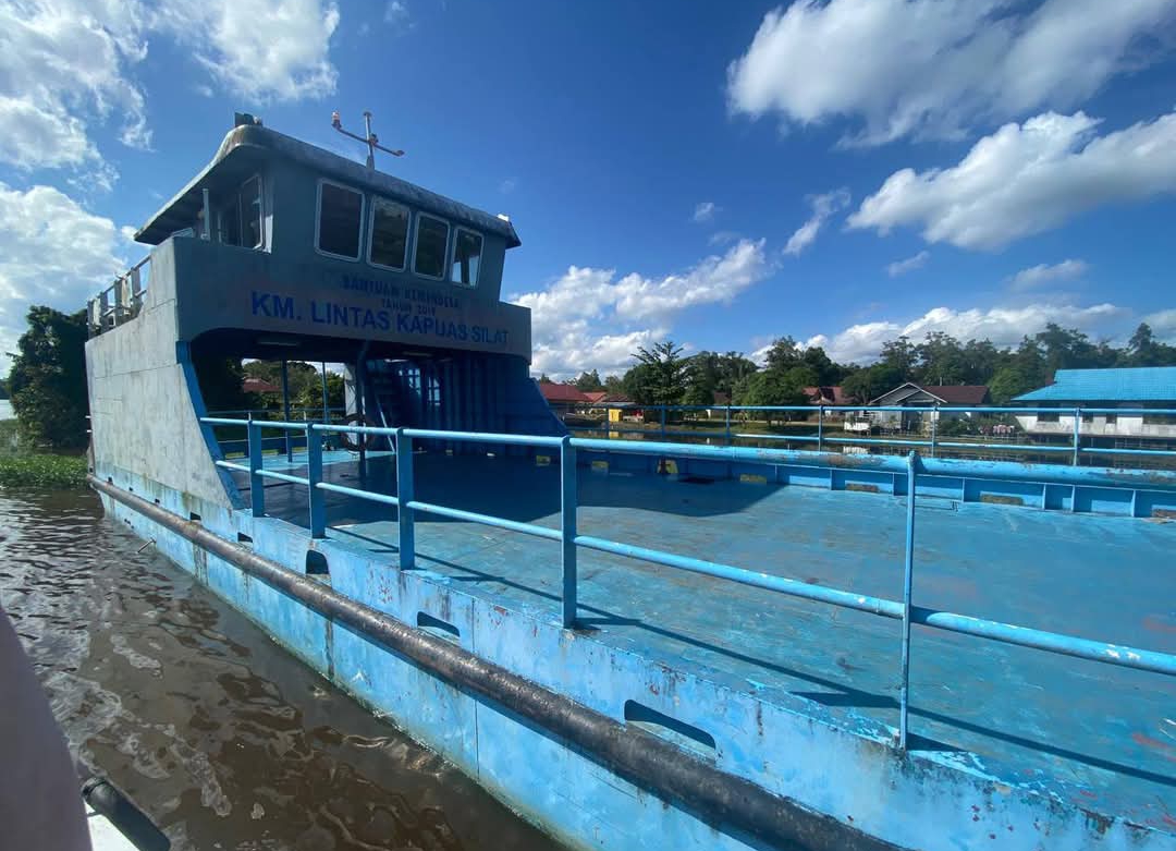 Tahun 2019 lalu Kabupaten Kapuas Hulu mendapatkan Dana Alokasi Khusus (DAK) sebesar Rp2.487.650.000 miliar untuk pengadaan feri atau kapal penyeberangan di Desa Perigi Kecamatan Silat Hilir.