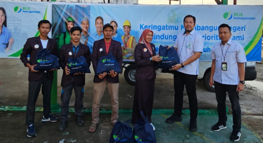 Kepala BPJS Ketenagakerjaan Kabupaten Kapuas Hulu Riri Chandra saat membagikan sembako kepada pekerja dalam hari buruh.