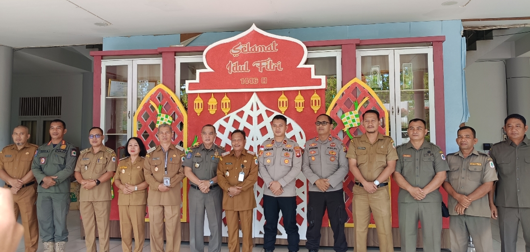 Sekretaris Daerah Kapuas Hulu Mohd Zaini bersama Pol PP dan Polri saat melakukan konferensi pers terkait suara tangisan dan ketukkan pintu yang meresahkan masyarakat selama ini.
