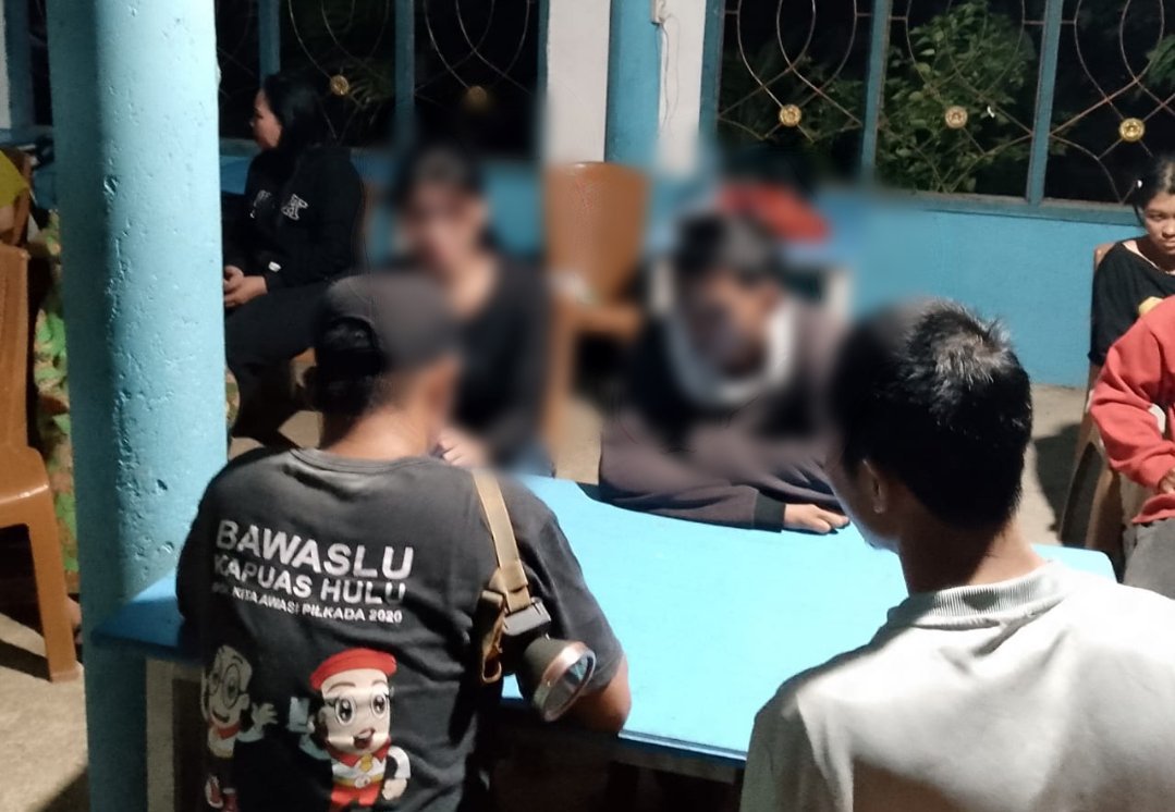 Warga saat menggerebek penginapan Mak Yun di Desa Riam Panjang ditemukan pasangan bukan suami istri