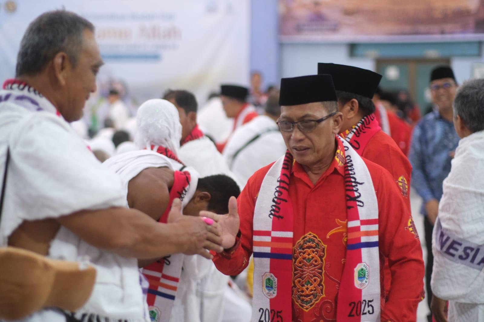 Wakil Bupati Kapuas Hulu Sukardi saat melepas keberangkatan jemaah hji Kabupaten Kapuas Hulu ke tanah suci