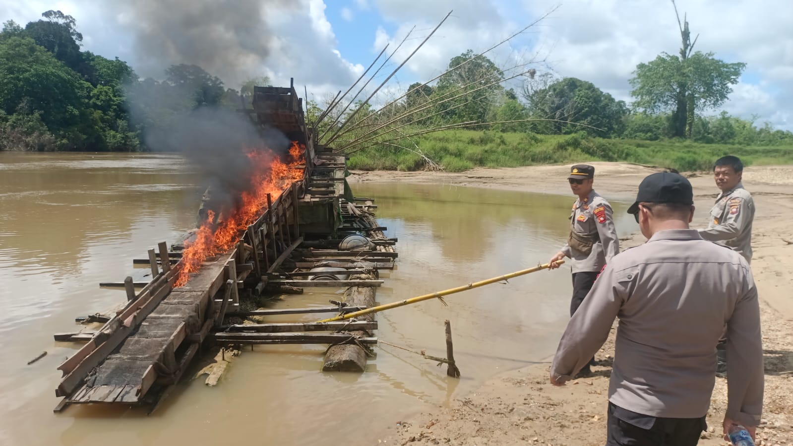 Salah satu lanting PETI di Sungai Batang Mentebah dibakar polisi