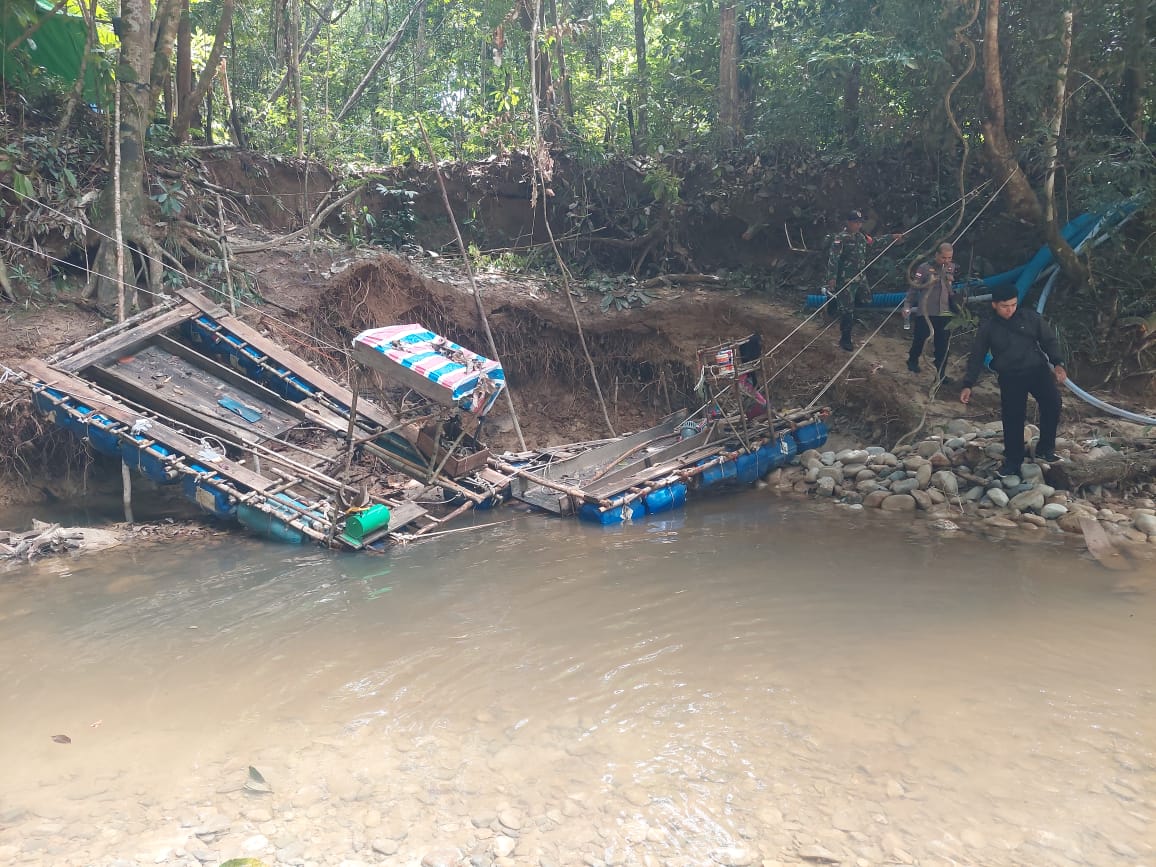 Polsek Empanang bersama Babinsa saat melakukan pengecekan aktivitas PETI di Sungai Empanang Desa Laja Sandang menemukan dua rakit PETI