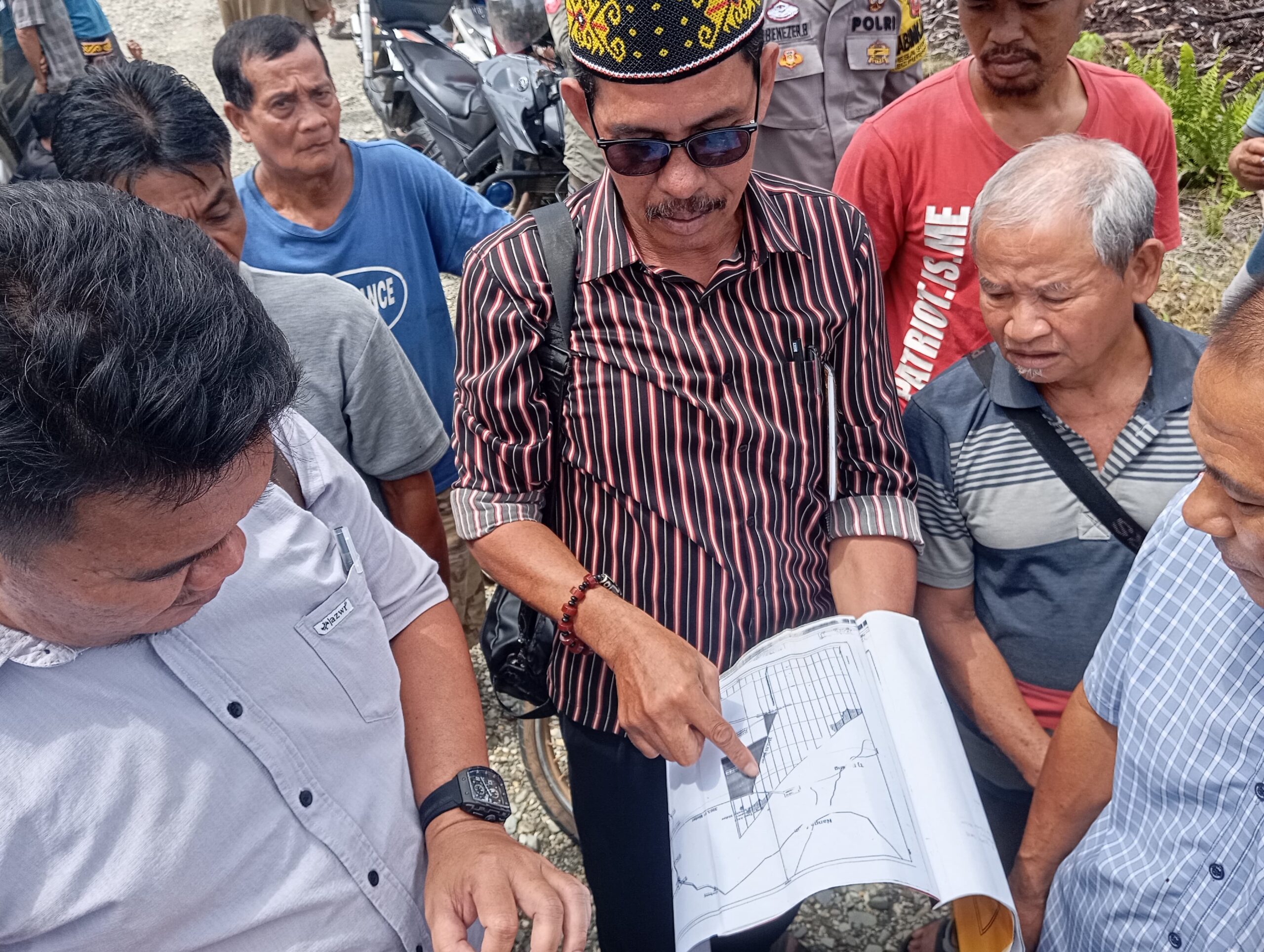 Masyarakat Desa Sibau Hilir saat melakukan pengecekan terhadap hutan adat yang digarap PT BIA