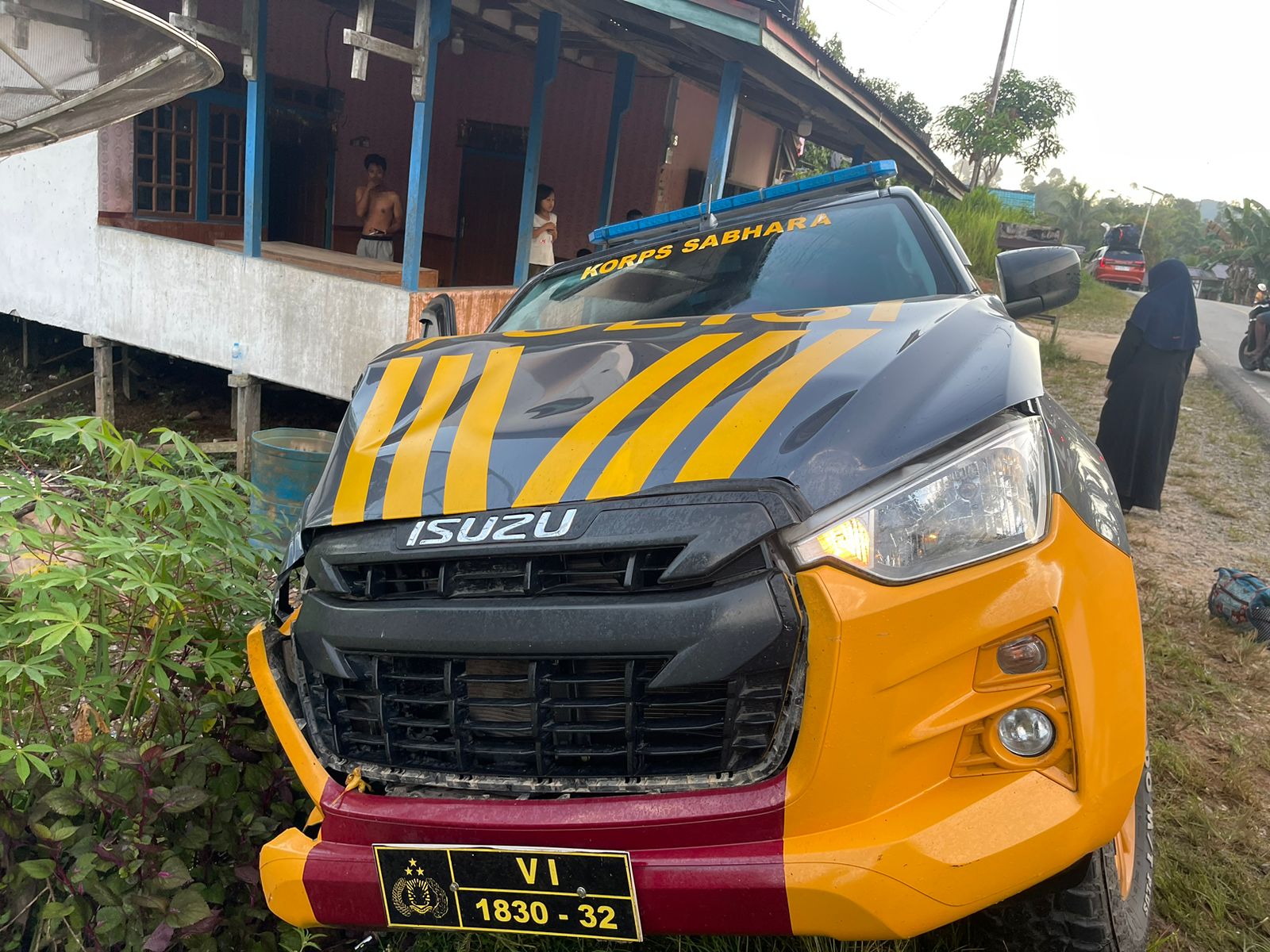 Mobil dinas Samapta Polres Kapuas Hulu saat mengalami kecelakaan tunggal di Desa Seberu Kecamatan Silat Hilir