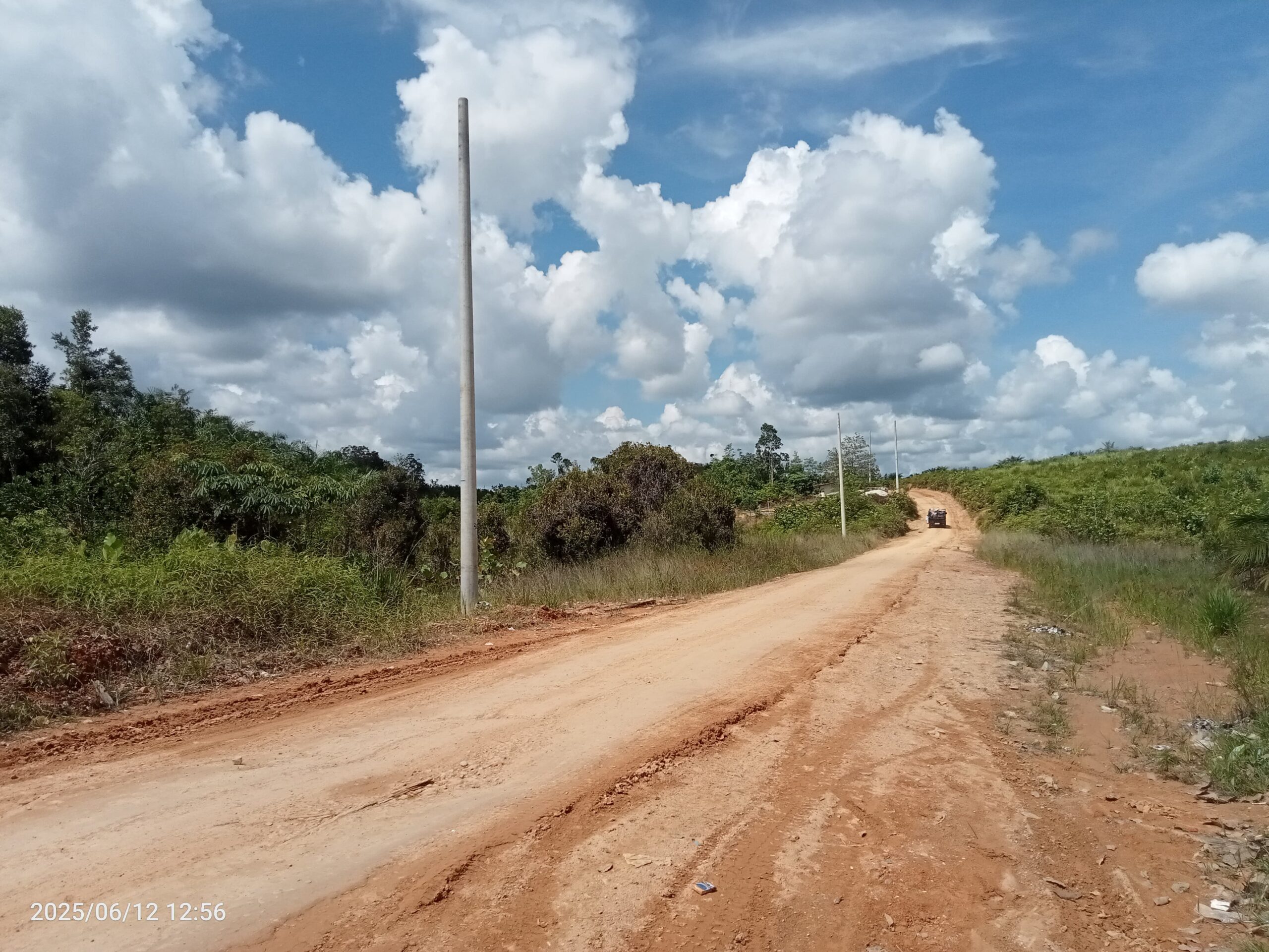 Tiang listrik PLN Rayon Sintang ini sudah terpasang sudah setahun lebih, namun hingga hari ini pemasangan jaringan listrik belum ada tindaklanjutnya