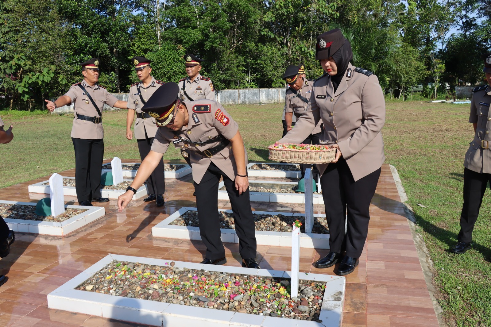 Waka Polres Kapuas Hulu Kompol Muslimin saat melakukan tabur bunga mengenang jasa pahlawan menjelang peringatan HUT Bhayangkara ke 79