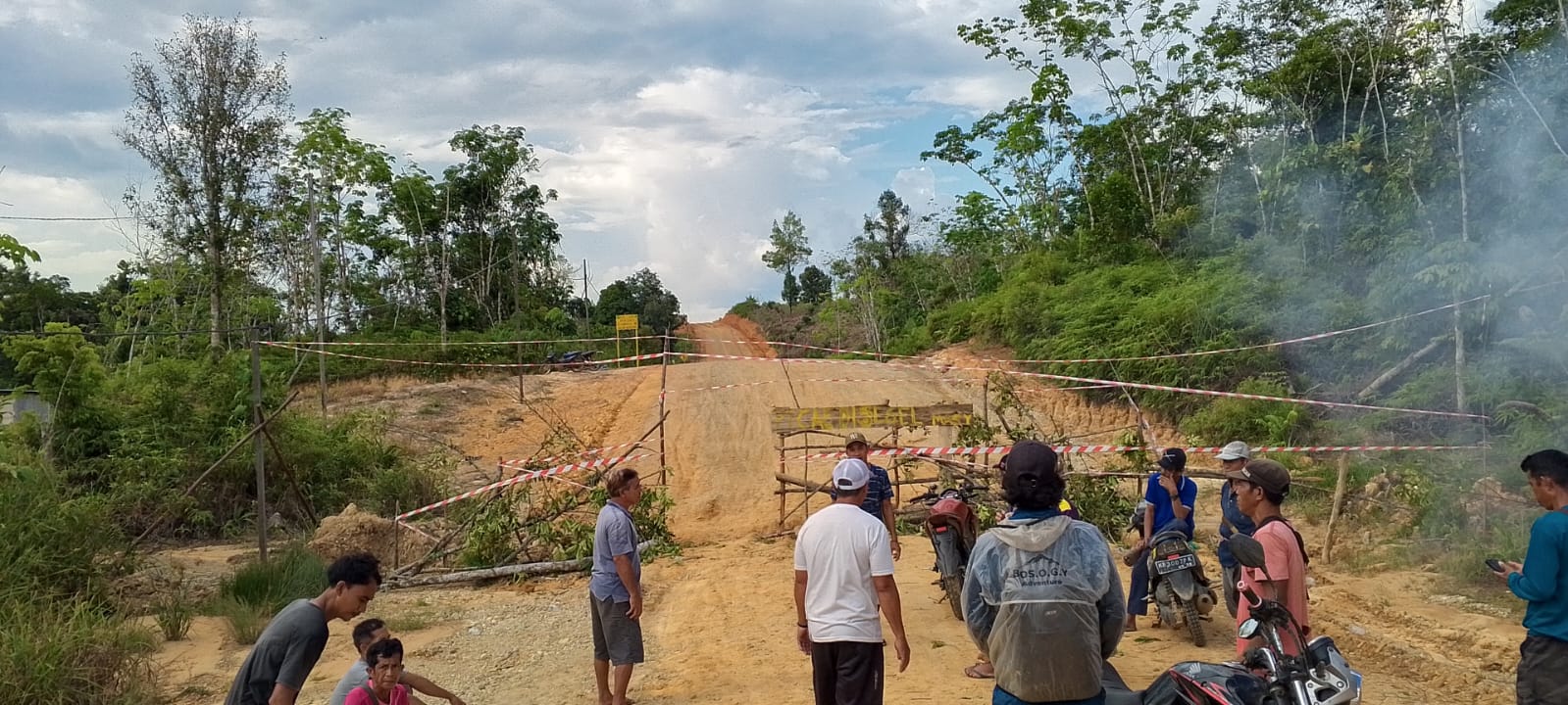 Penutupan akses PT CAE di Desa Buak Limbang Kecamatan Pengkadan oleh pemilik lahan.