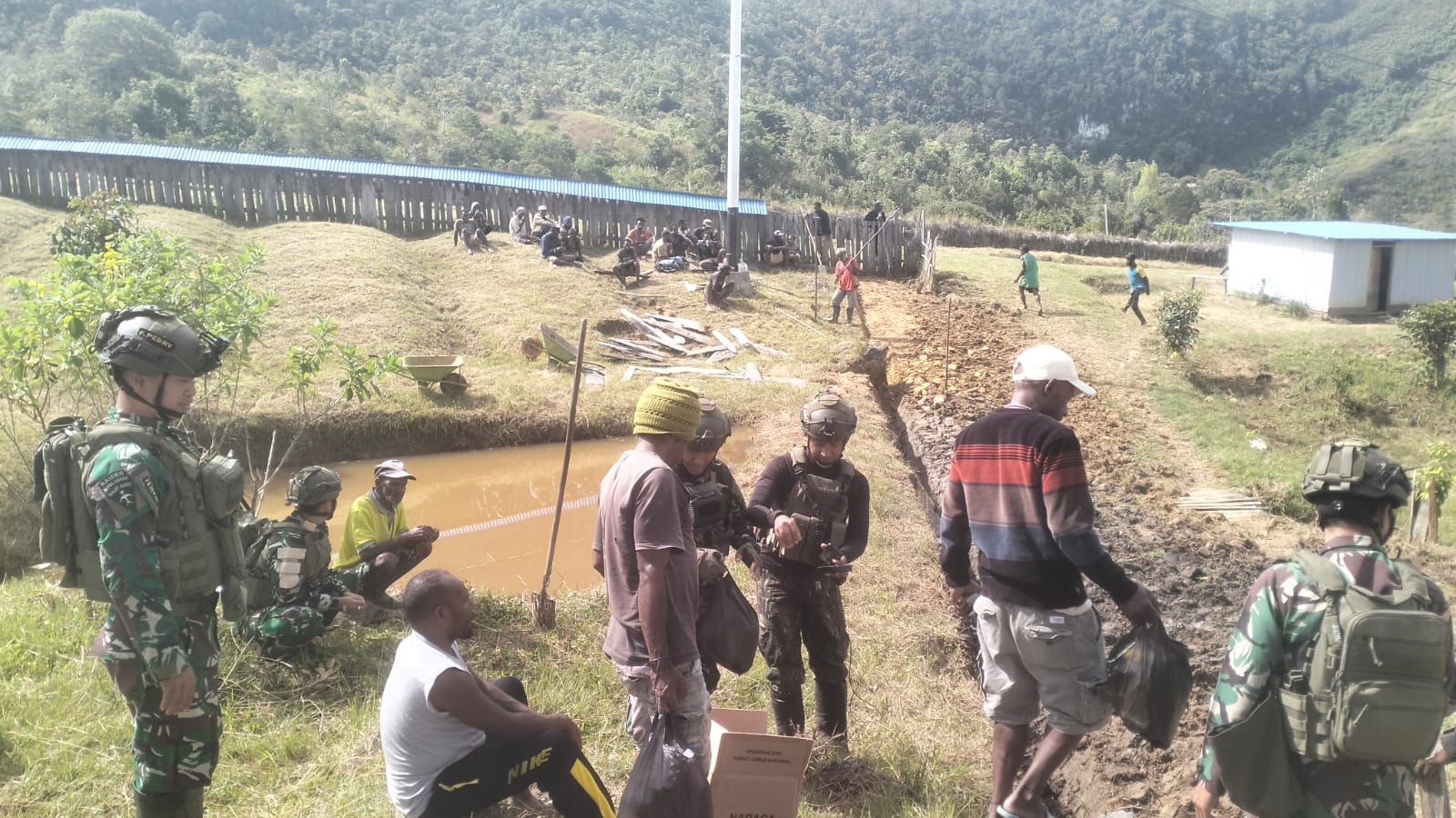 TNI di Distrik Ibele Papua ikut memperbaiki jalan yang rusak