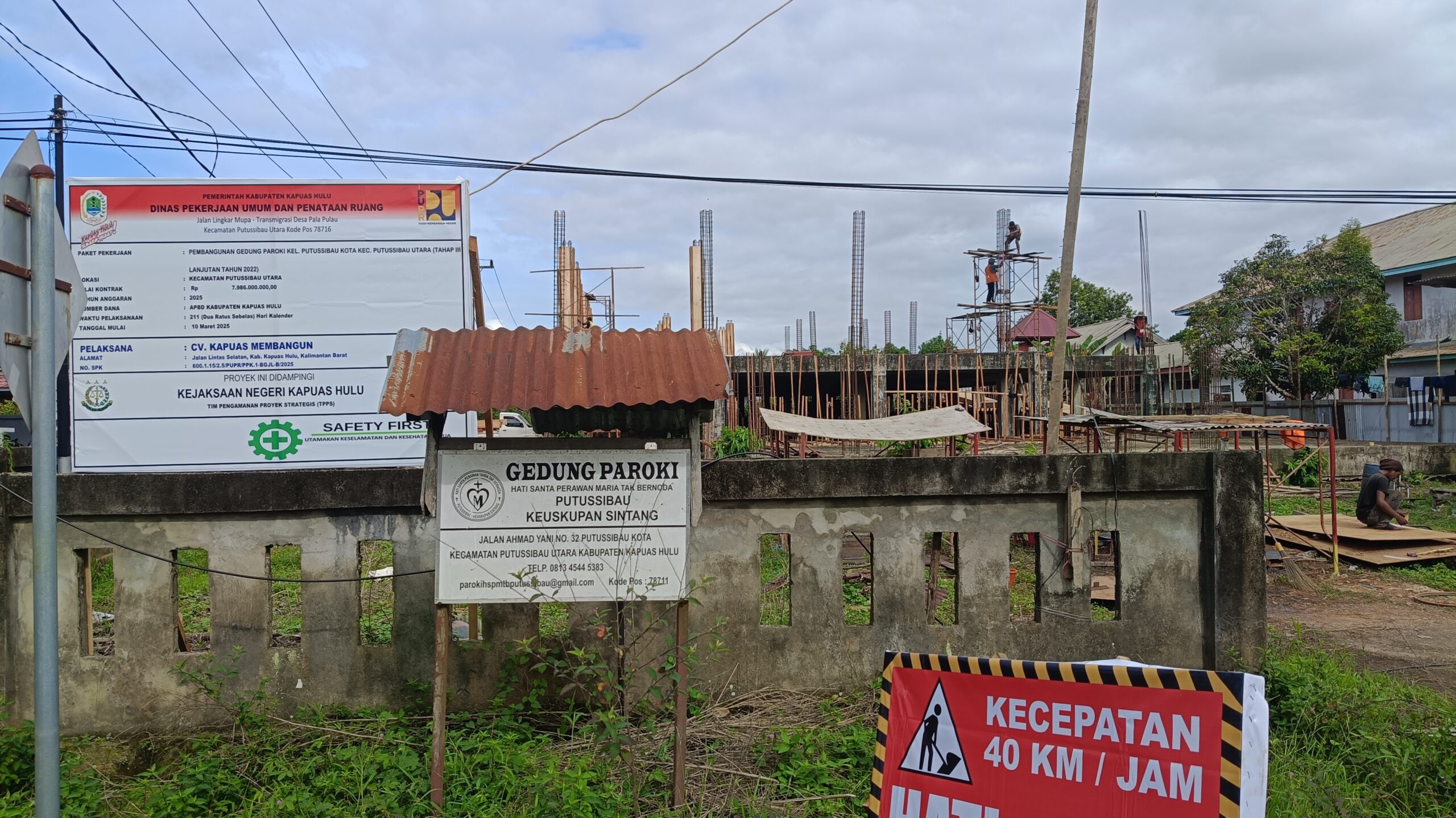 Pembangunan gedung Paroki Putussibau saat ini masih berlangsung