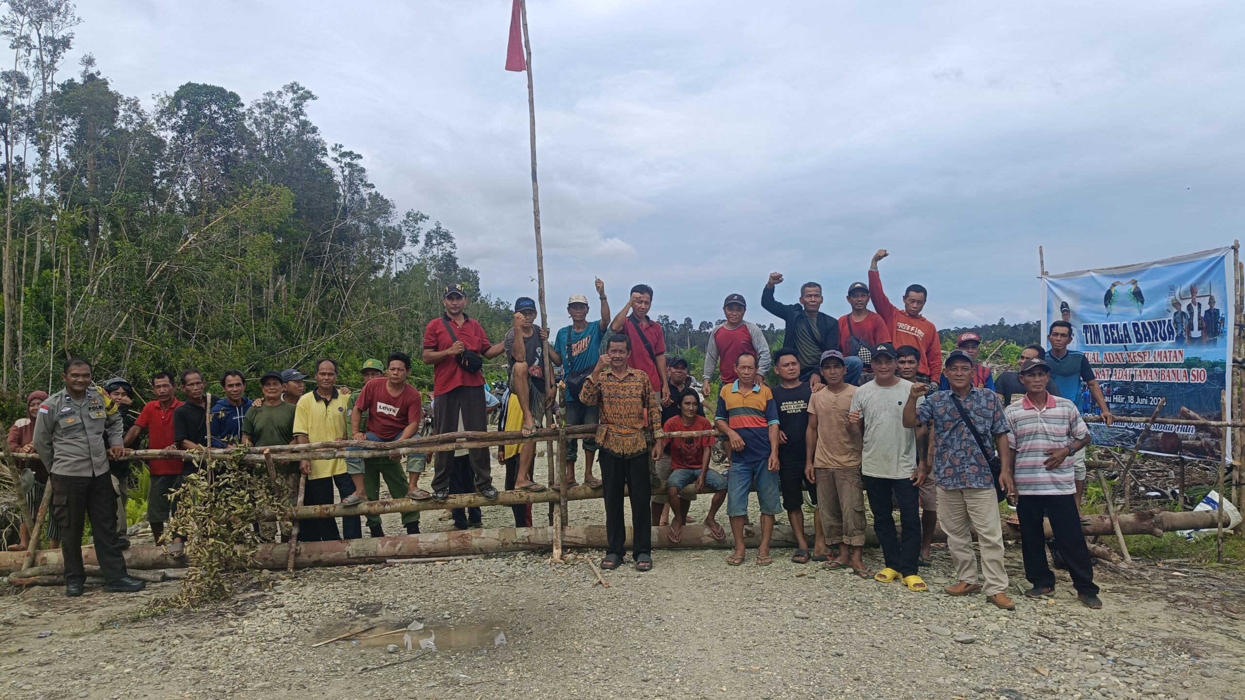 Masyarakat adat Dayak Taman Desa Sibau Hilir saat menutup akses perusahaan PT BIA