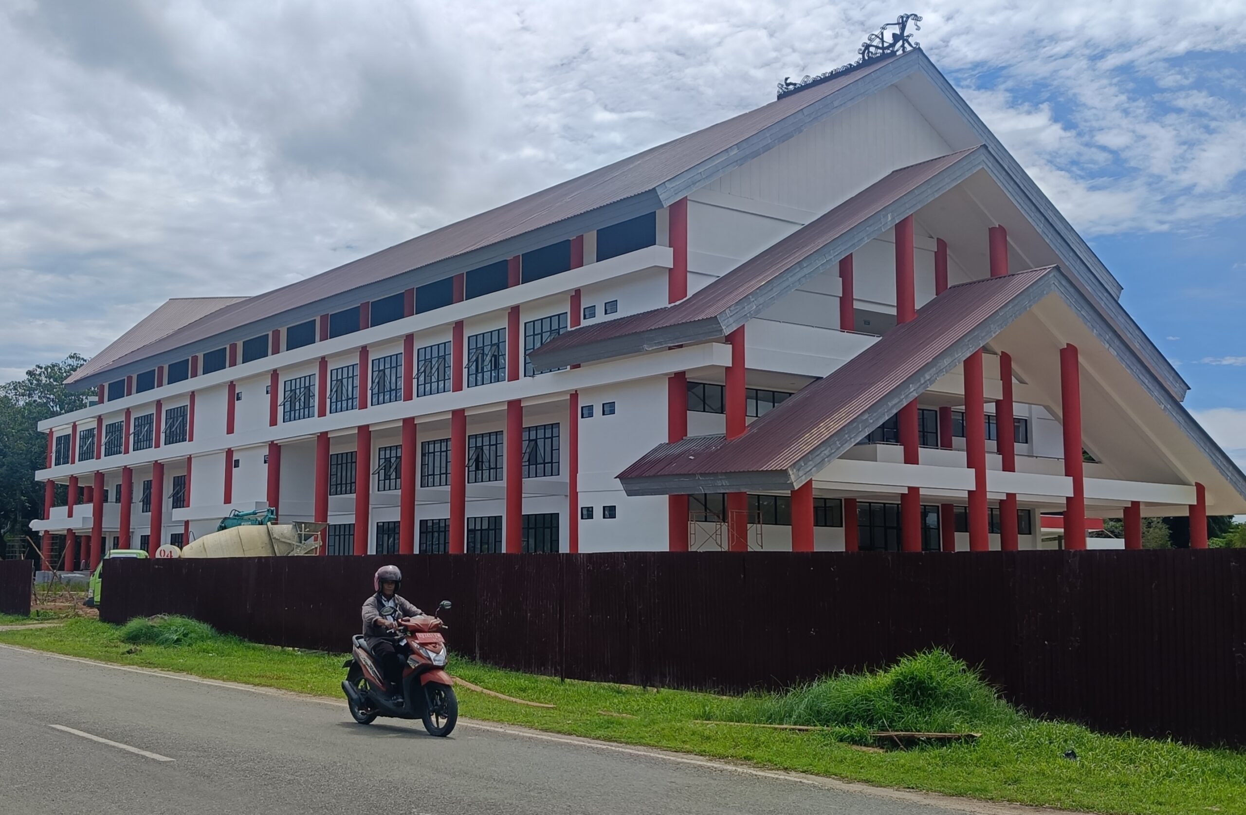 Pembangunan kantor Bupati atu GPSA Kapuas Hulu hingga saat ini sudah menguras APBD kurang lebih Rp174 miliar