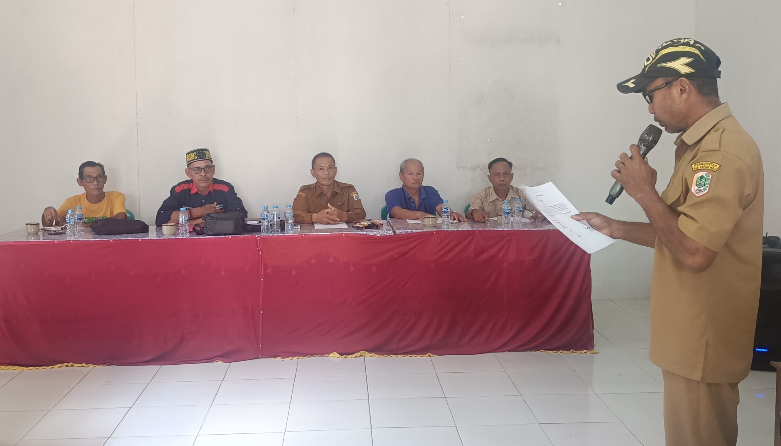 pertemuan antara PT BIA bersama Tim Bela Benua Desa Sibau Hilir, tokoh adat, Temenggung, pihak desa beserta masyarakat setempat yang dilaksanakan di aula Desa Sibau Hilir, Selasa (10/6)