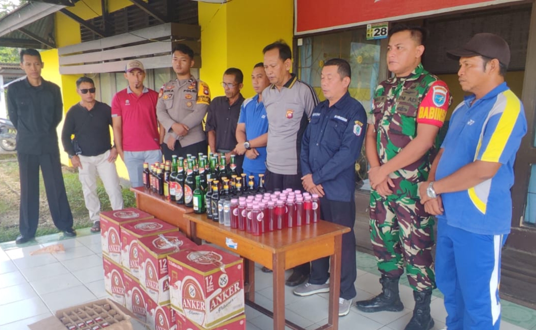 Miras hasil razia gabungan yang dilakukan di Kecamatan Pengkadan ini langsung dimusnahkan