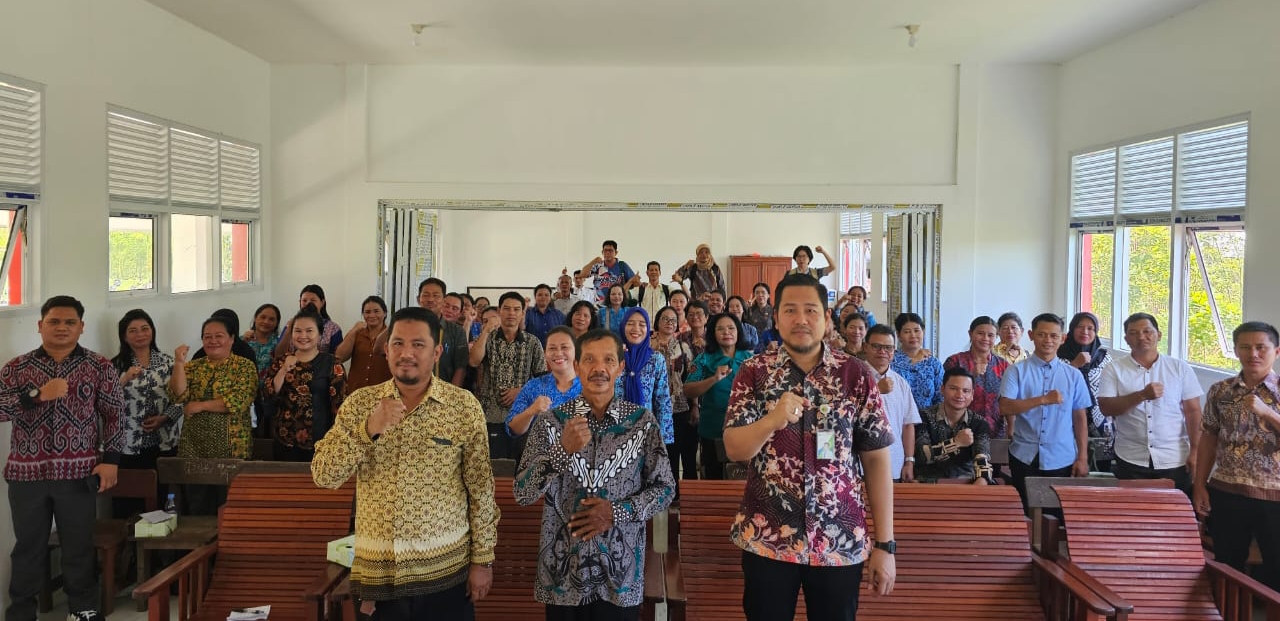 Kegiatan sosialisasi program bagi kelompok pekerja Bukan Penerima Upah (BPU) di Kantor Kecamatan Bika oleh BPJS Ketenagakerjaan Kapuas Hulu