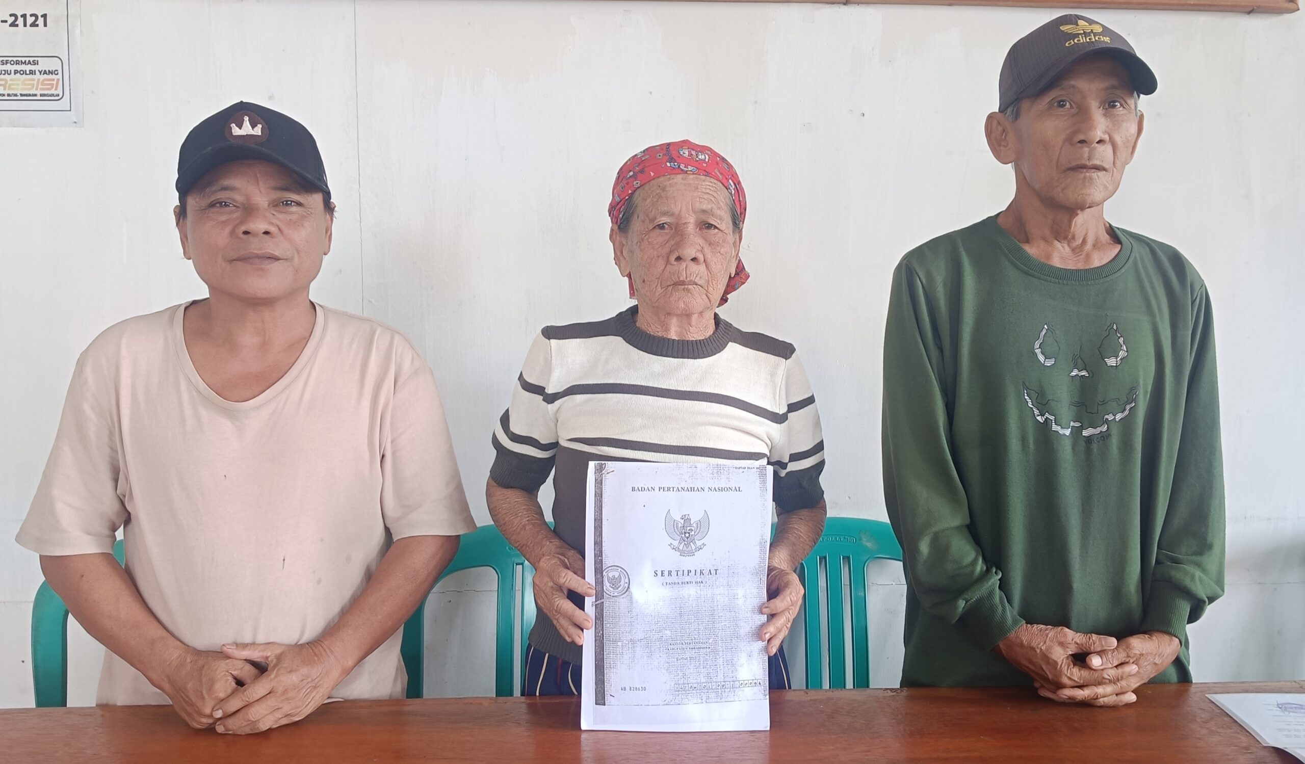 Lorina Tutu Pemilik Tanah saat didampingi anaknya Jeranding dan Abang Sarpini (tergugat) menunjukkan fotocopy sertifikat tanahnya yang merasa diklaim oleh Nuri Widiastuti selaku penggugat
